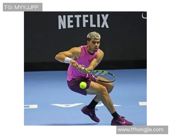 网球赛场风云再起 激烈对决尽显冠军风范 观众见证精彩时刻